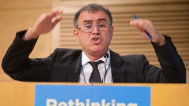 Ekonomist Nouriel Roubini'den Fed eksenli çöküş uyarısı