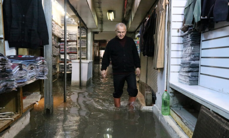 İzmir'de şiddetli sağanak su baskınlarına neden oldu