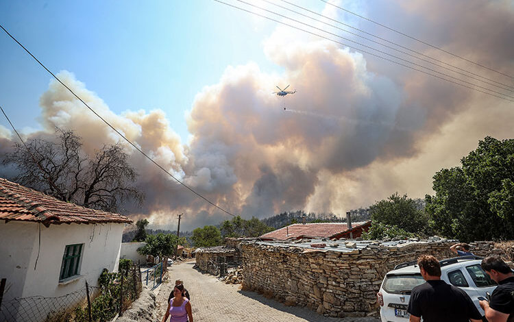 Çanakkale'de yangın rüzgarla yeniden alevlendi, müdahale sürüyor